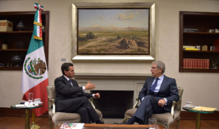 Pea Nieto (izquierda) conversa con  Fernndez-Galiano.