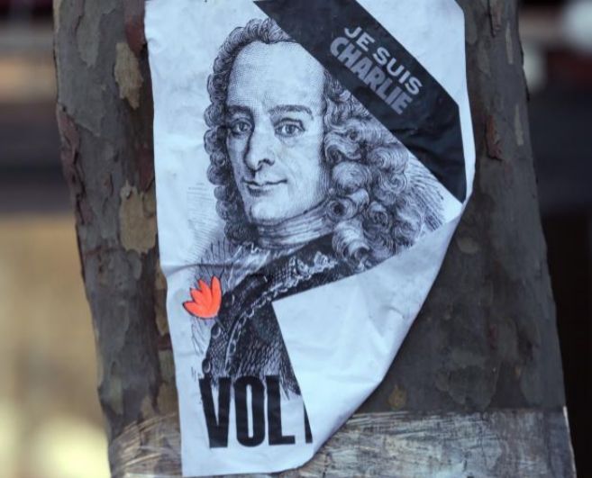Una pancarta de Voltaire clavada a un rbol durante una marcha de...