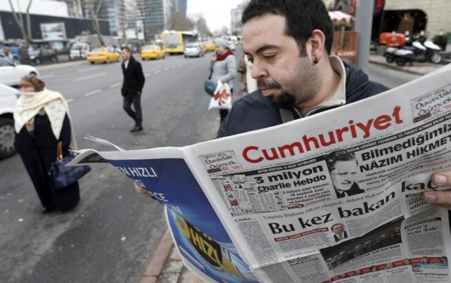 Un hombre lee el ejemplar del diario Cumhuriyet, que ha publicado la...