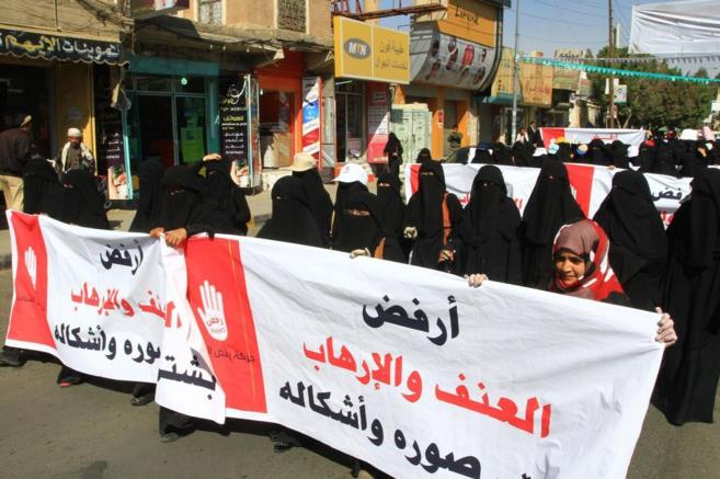 Mujeres yemenes se manifiestan contra Al Qaeda en San.