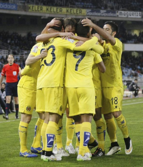 Los jugadores del Villarreal celebran un gol en Anoeta.