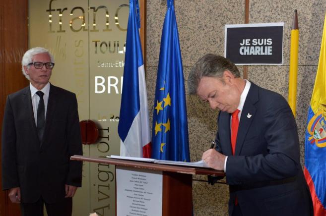 Juan Manuel Santos durante la firma del libro de condolencias en la...