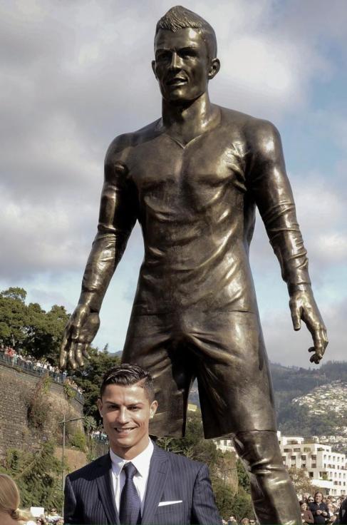 Cristiano posa junto a una estatua-homenaje en Funchal.