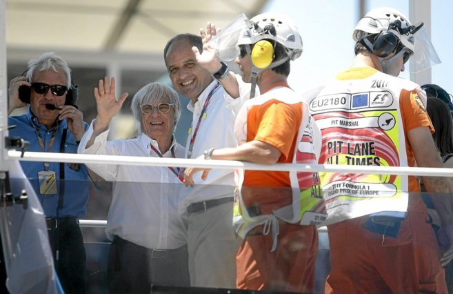 Francisco Camps y Bernie Ecclestone saludan en un Gran Premio.