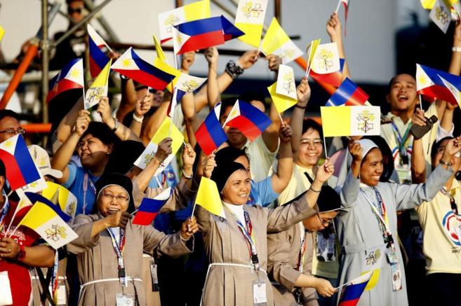Una multitud recibe al Papa a su llegada, ayer, a Filipinas.