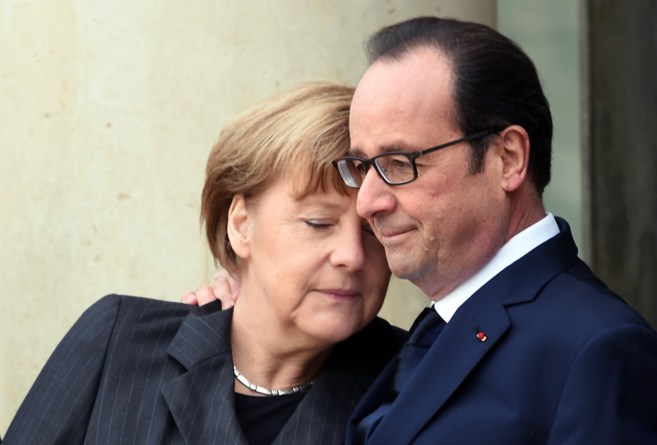 Merkel da el psame a Franois Hollande en el Elseo el pasado...
