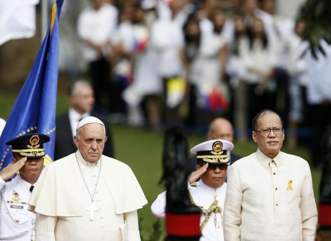 El Papa Francisco junto al presidente filipino, Benigno Aquino III en...