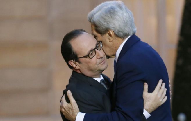 Kerry da un abrazo a Hollande, a su llegada al Palacio del Elseo en...