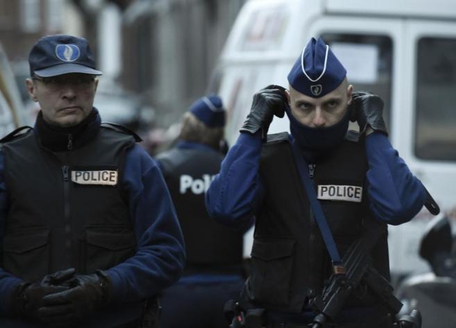 Varios policas hacen guardia en Verviers, horas despus de la...