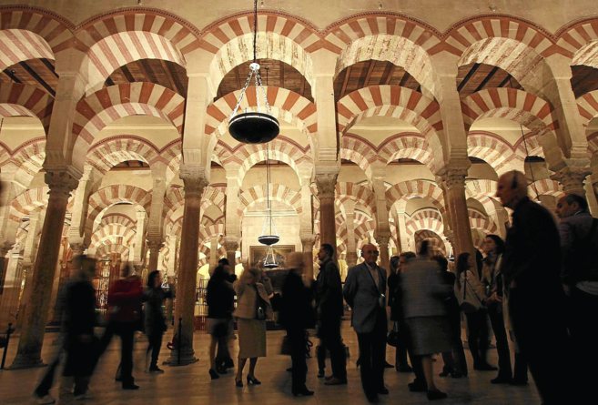 Un grupo de visitantes en el interior de la Mezquita de Crdoba.