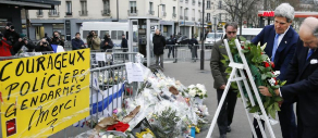 Kerry frente a la sede de Charlie Hebdo.