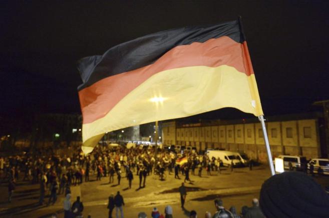 Manifestantes ondean banderas alemanas en Dresde durante una protesta...