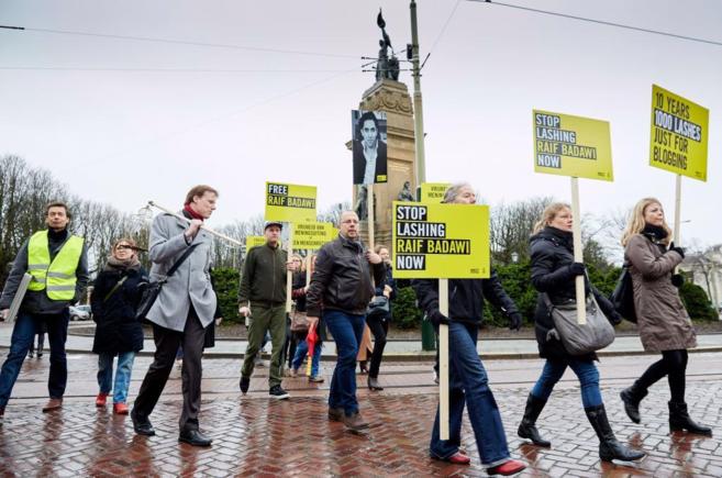 Varios activistas protestan ante la embajada saudí en La Haya por la...