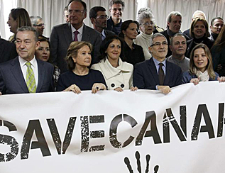 Paulino Rivero, (izda.), con una pancarta contra Repsol.