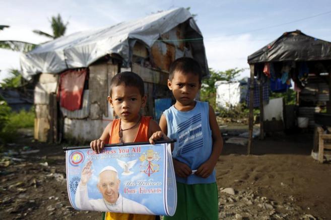 Dos nios sujetan un pster con la foto del Papa, en Filipinas.