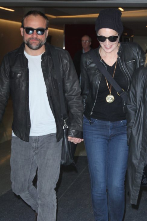 Sharon Stone y David DeLuise, la semana pasada en el aeropuerto.