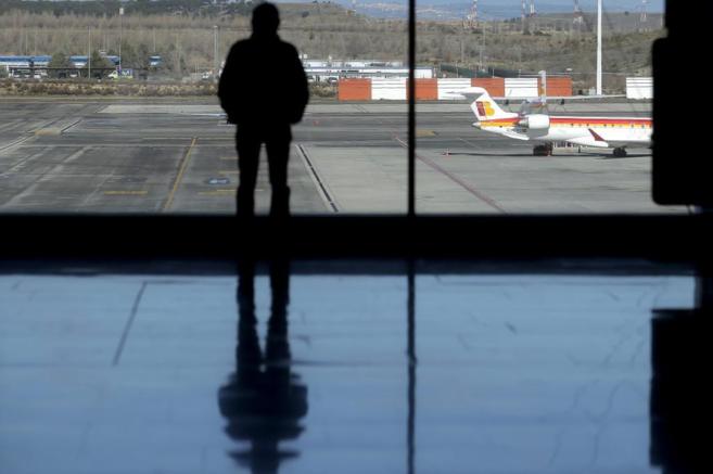 Un viajero observa un avin en la T4 del aeropuerto Adolfo Surez...