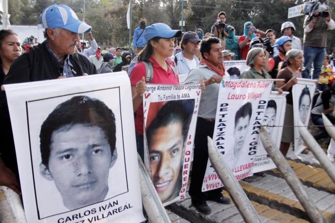 Padres de los estudiantes asesinados marchan pidiendo justicia en...