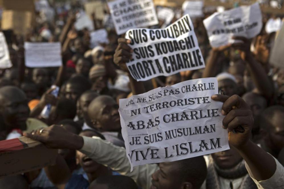 Cientos de personas en Bamako se manifiestan contra la decisin del...
