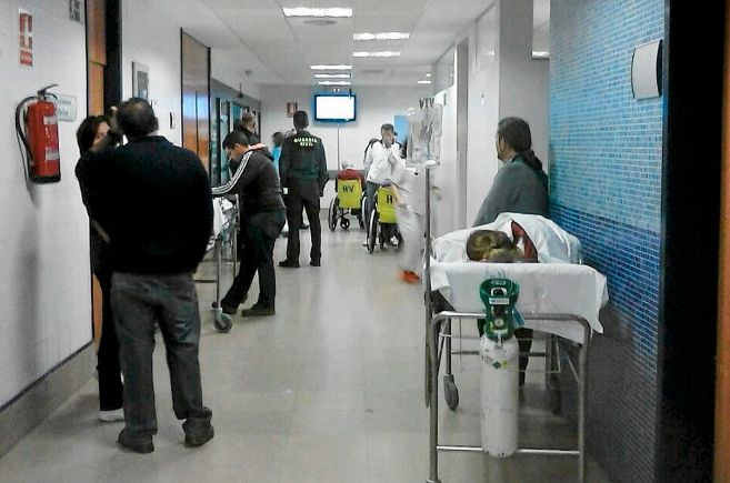 Pacientes en Urgencias esperan en un pasillo por falta de espacio,...