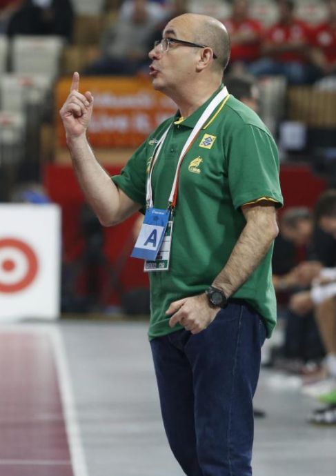 Jordi Ribera, seleccionador de Brasil, da instrucciones a los suyos.