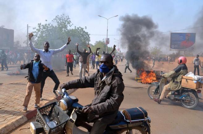Columnas de humo en Niamey (Nger) en un segundo da de protestas.