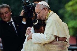 La nia Glyzelle Palomar abraza al Papa, en Manila.