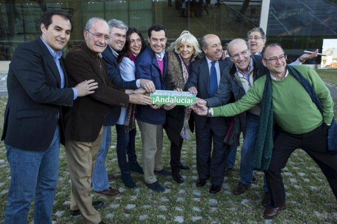 Los alcaldes de las ocho capitales andaluzas con Juan Manuel Moreno y...