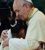 La nia Glyzelle Palomar abraza al Papa, en Manila.