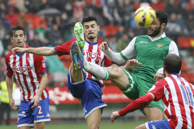 Jorge Molina pelea un baln entre tres defensas del Sporting.