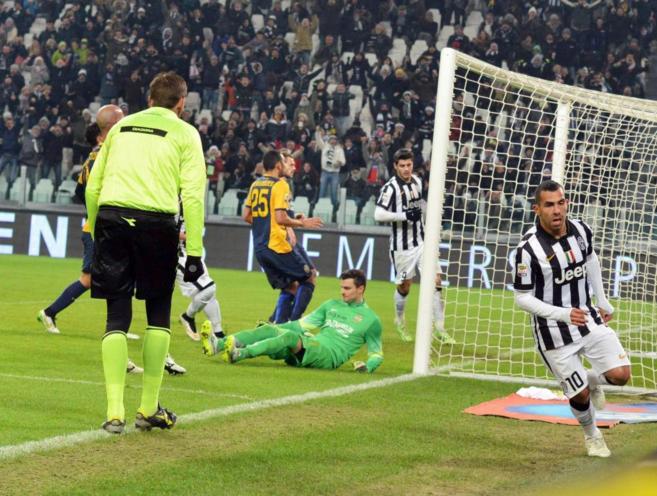 Tvez celebra uno de los goles al Hellas Verona.