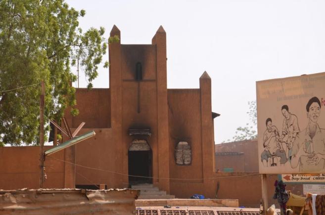 Una de las iglesias incendiadas durante las protestas en Niamey,...