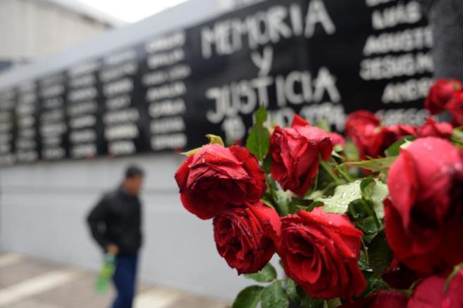 Rosas en homenaje a las víctimas del atentado contra la AMIA en...