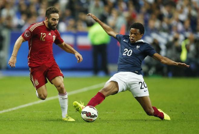 Carvajal disputa un balón con el jugador francés Remy durante el...