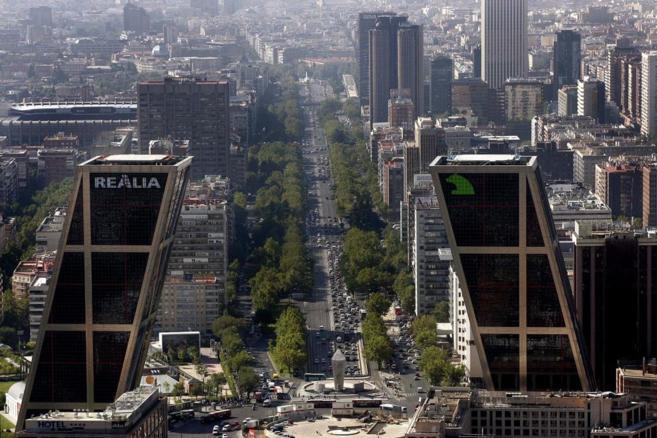 Vista area de las Torres Kio de Madrid.