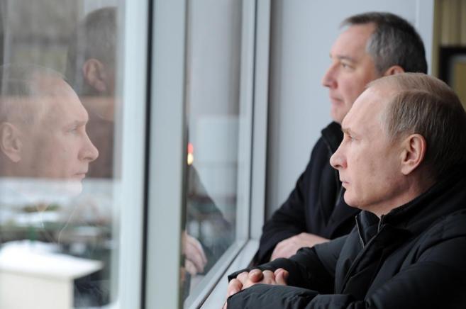 El presidente de Rusia, Vladimir Putin, mira por una ventana