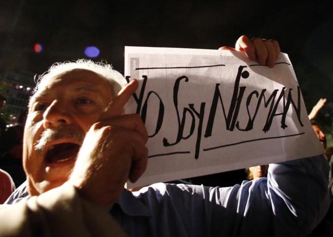 Un manifestante con un cartel que dice 'Yo soy Nisman' en...