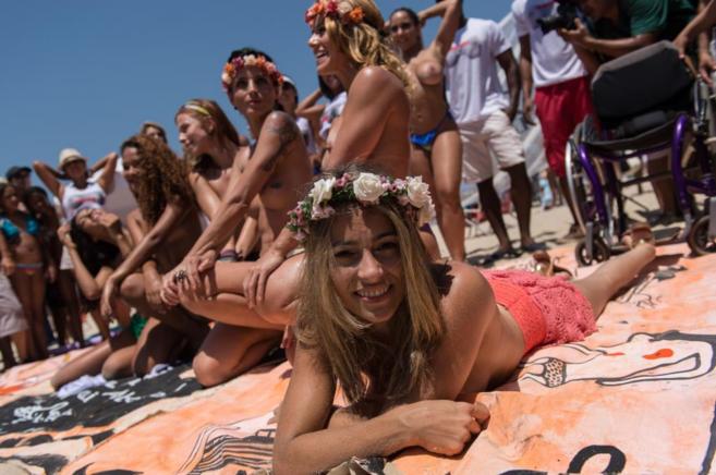Un grupo de mujeres en la protesta en la playa de Ipanema