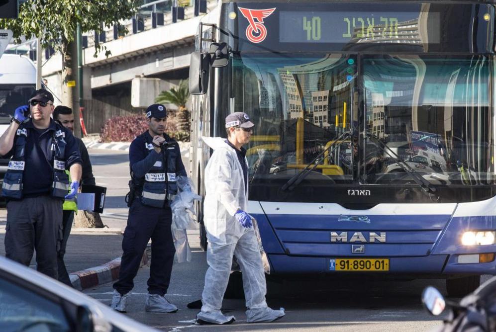 Varios forenses israeles examinan la escena del crimen.
