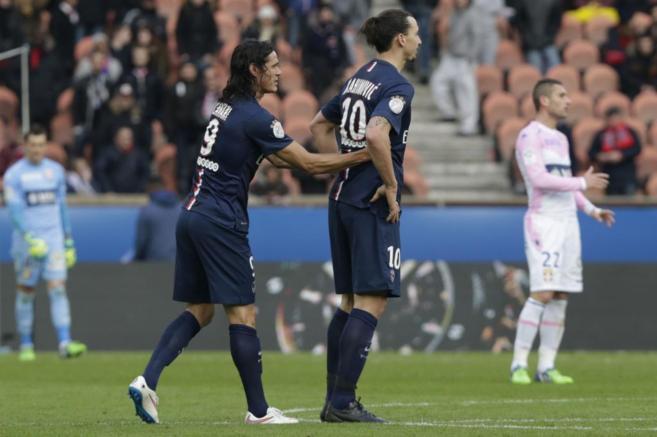 Cavani felicita a Ibrahimovic tras anotar un gol.
