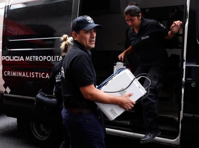 Agentes de la polica argentina registran la oficina del fiscal...