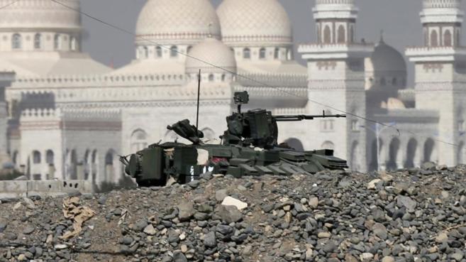 Un carro de combate custodia el palacio presidencial en Saná