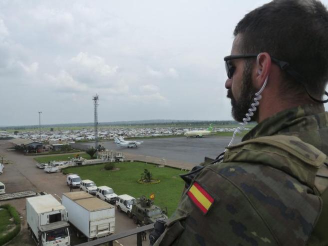 Un militar espaol vigila el aeropuerto de Bangui.
