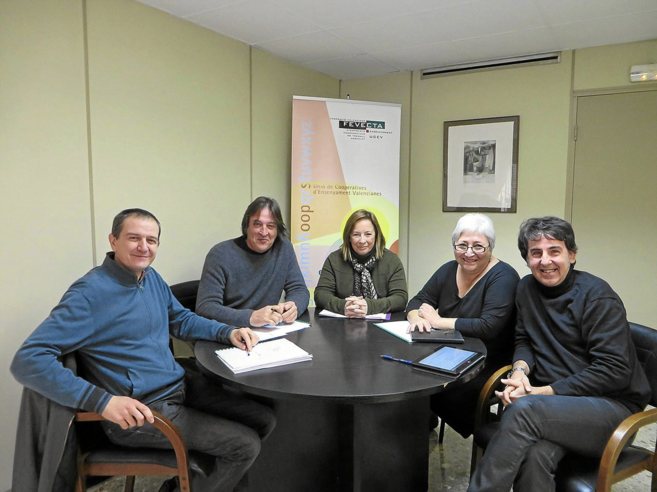 Marga Sanz y Conxa Querol (EU), ayer, con los representantes de las...