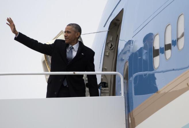 El presidente de EEUU Barack Obama, saludando al subir al Air Force...