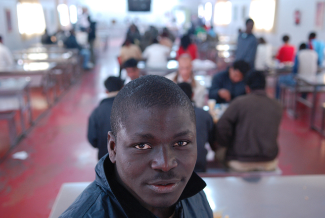 Un inmigrante africano en el Centro de Estancia Temporal de...