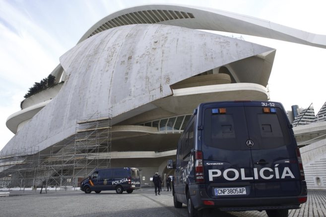 Furgones policiales en las inmediaciones del Palu de Les Arts de...