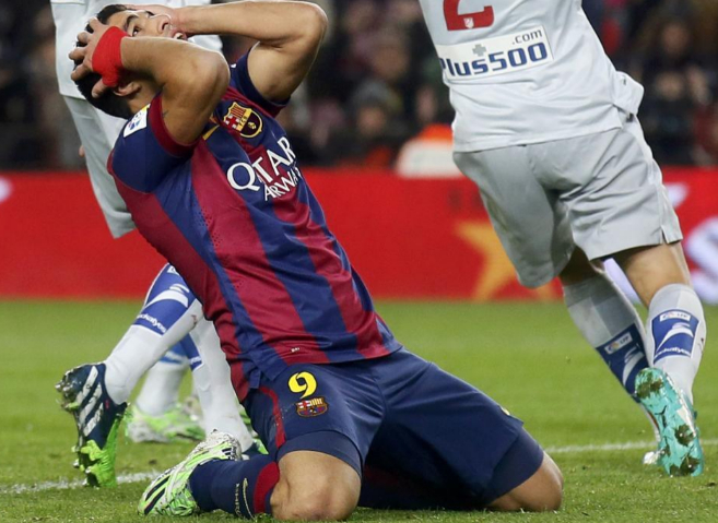 Luis Surez se lamenta en el suelo tras fallar una ocasin de gol