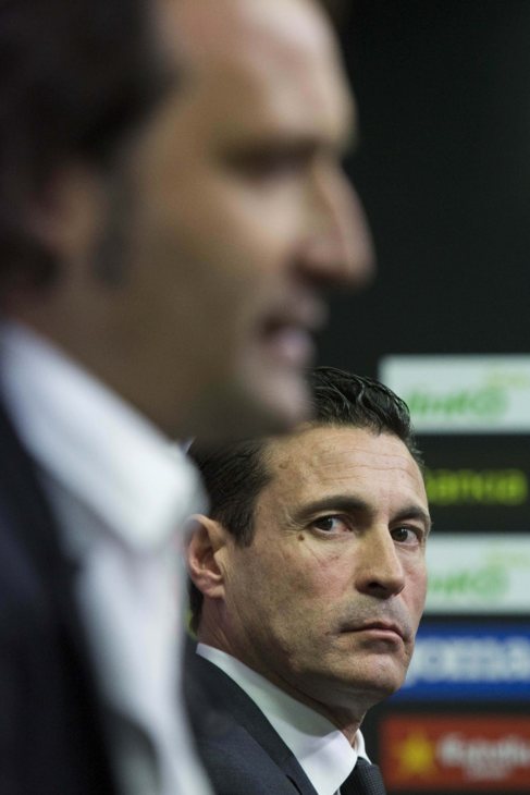 El presidente del Valencia, Salvo, observa al director deportivo,...