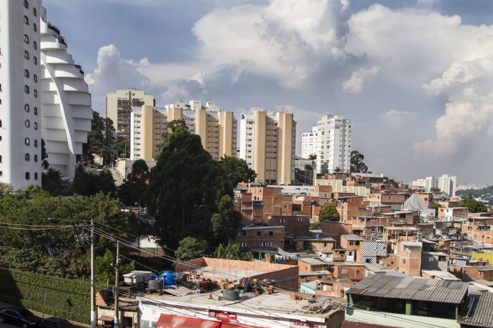 En la imagen, vista parcial de la favela a la derecha y a la...